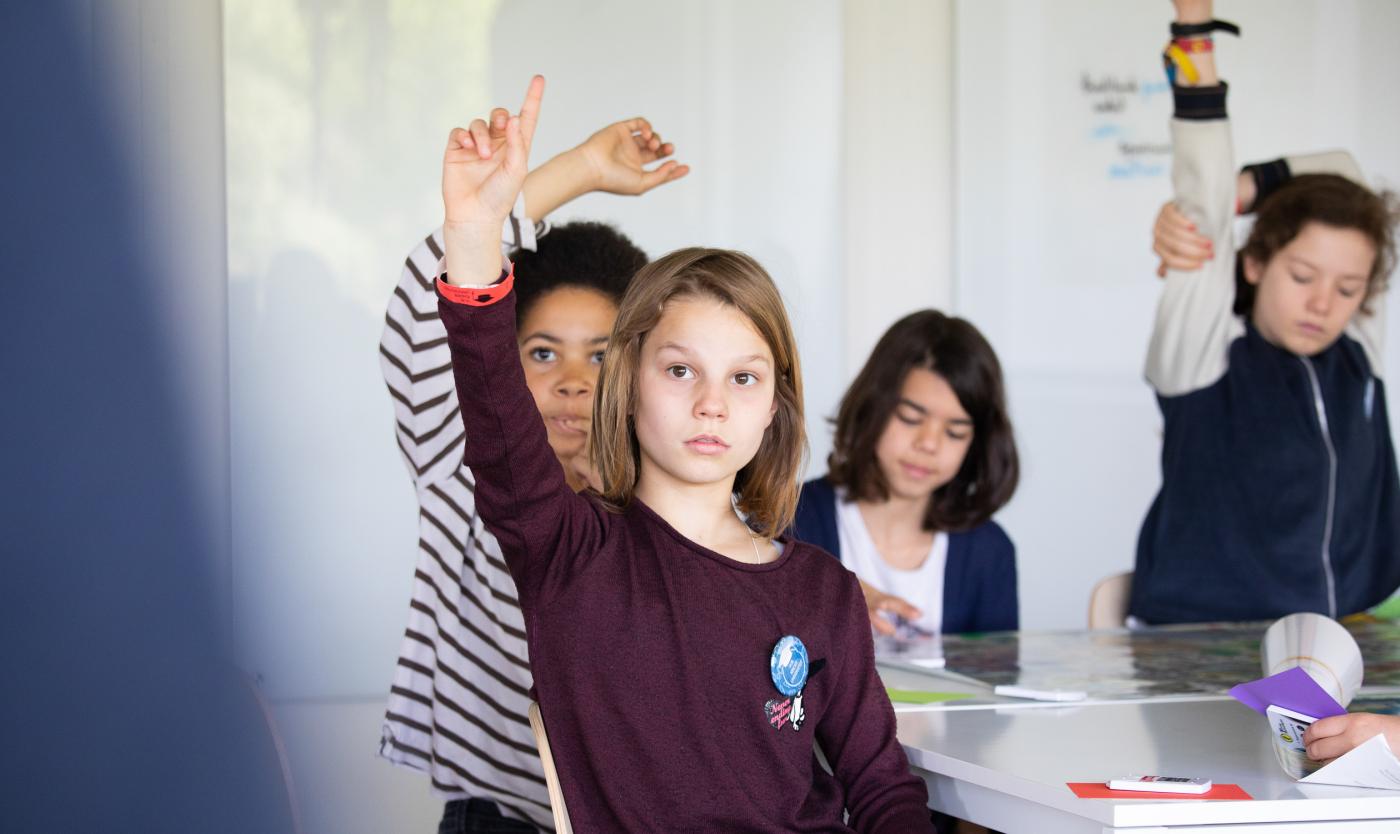 Project ALEF, arabische taallessen voor iedereen, kinderen met opgeheven hand Project ALEF, arabische taallessen voor iedereen, kinderen met opgeheven hand