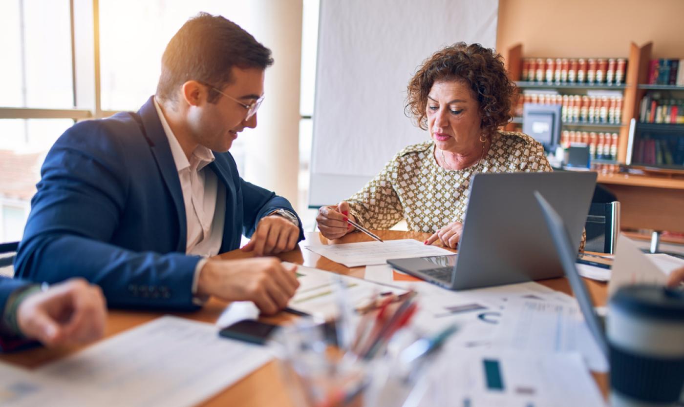 2022_Financiële ondersteuning_Samen Innoveren_Shutterstock_1690311835 Man en vrouw aan tafel met documenten en computer